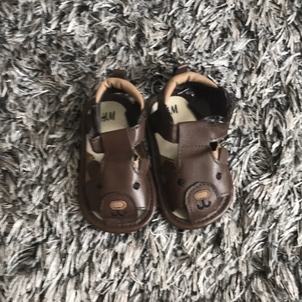 H&M sandals size 1-2. Adorable bears!
